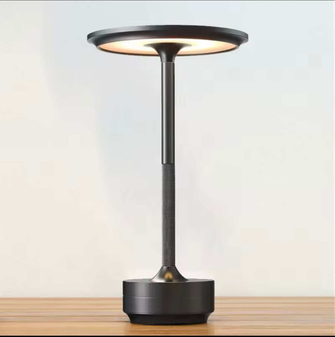 Lampe de nuit LED décorative simple en alliage d’aluminium, à intensité réglable en continu, ambiance rétro, portable, rechargeable, avec commande tactile.