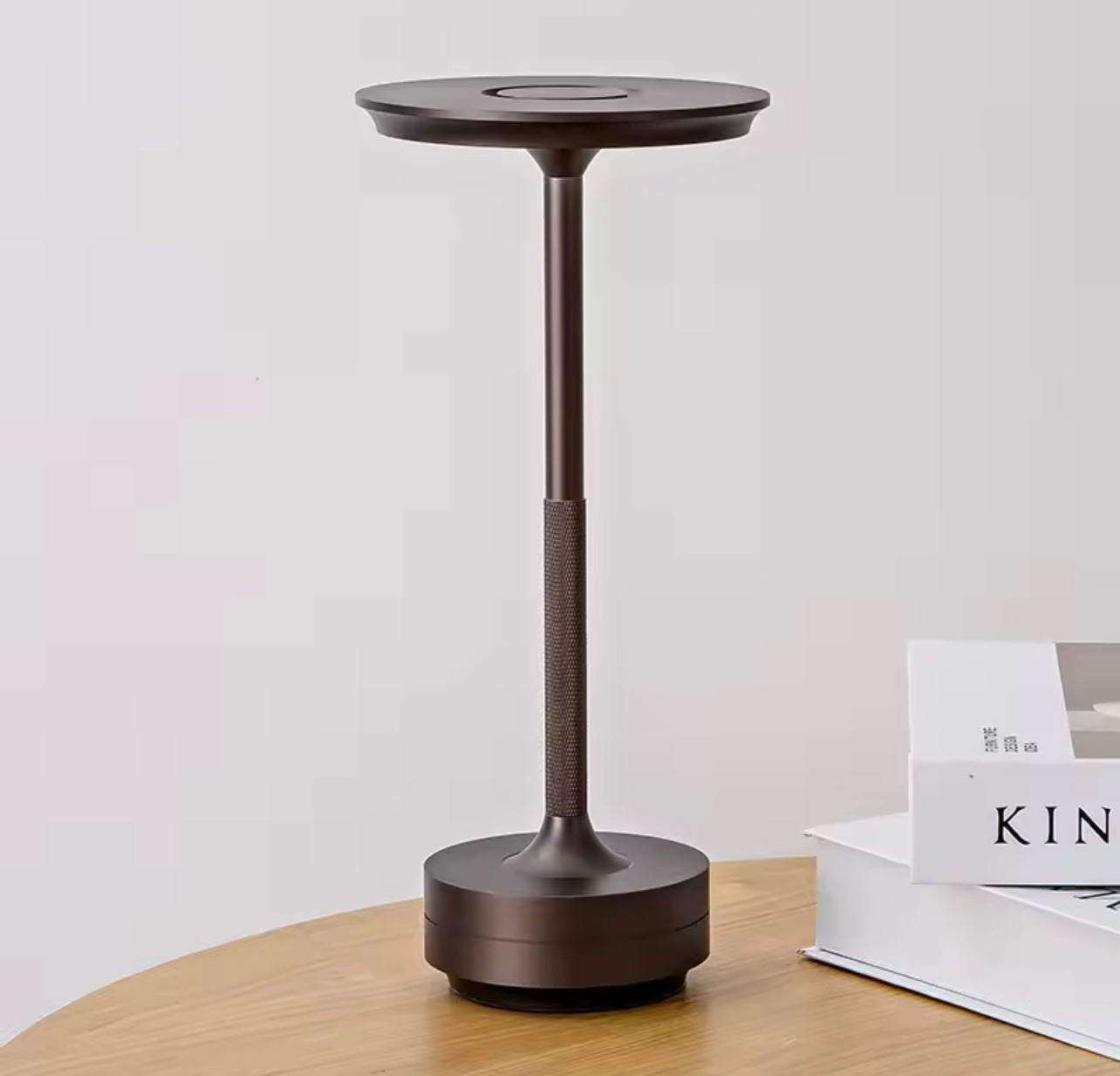 Lampe de nuit LED décorative simple en alliage d’aluminium, à intensité réglable en continu, ambiance rétro, portable, rechargeable, avec commande tactile.