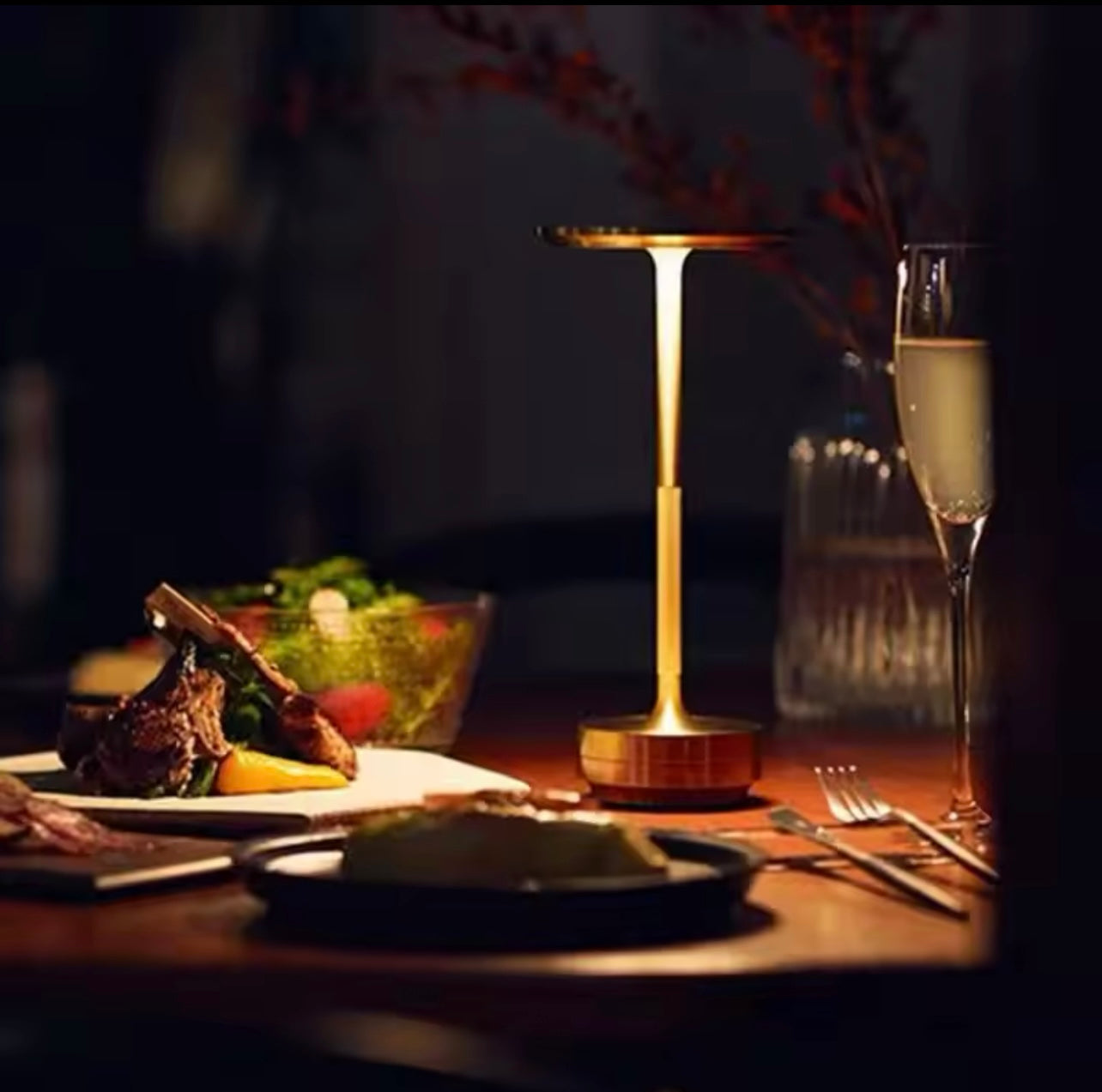 Lampe de nuit LED décorative simple en alliage d’aluminium, à intensité réglable en continu, ambiance rétro, portable, rechargeable, avec commande tactile.