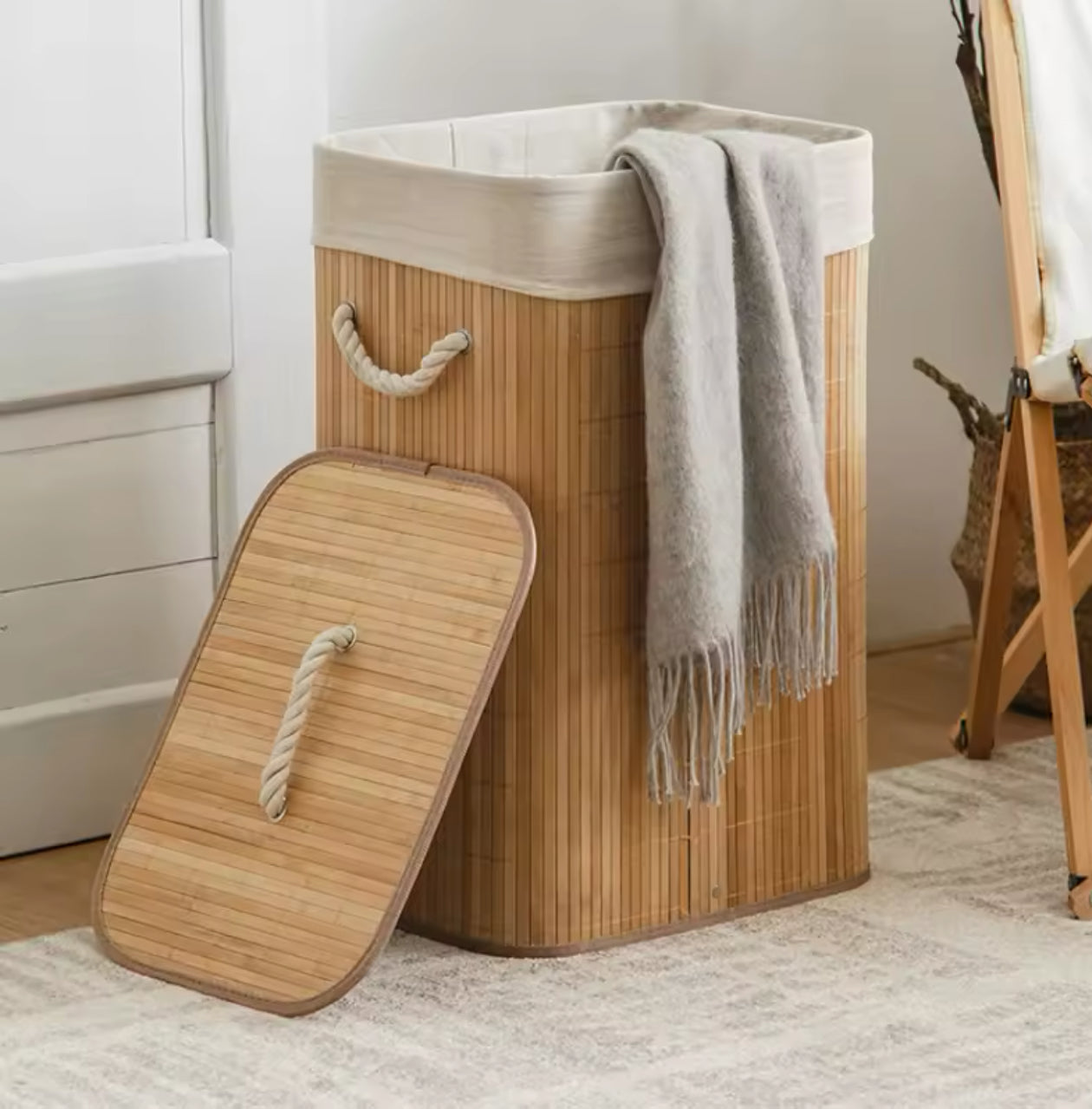 panier à linge pliable en bambou avec une grande capacité, idéal pour ranger le linge sale ou d’autres objets ménagers.