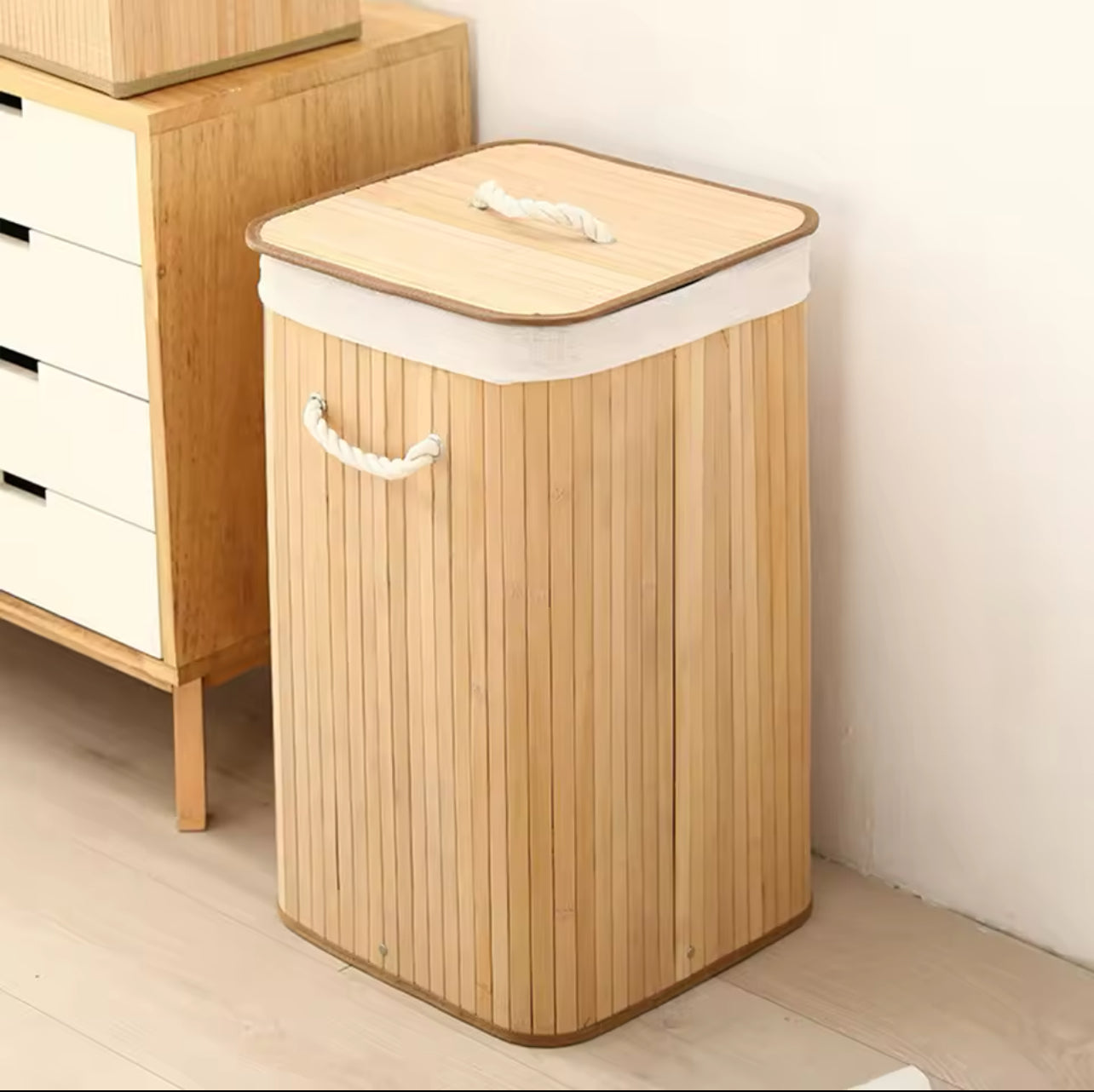 panier à linge pliable en bambou avec une grande capacité, idéal pour ranger le linge sale ou d’autres objets ménagers.